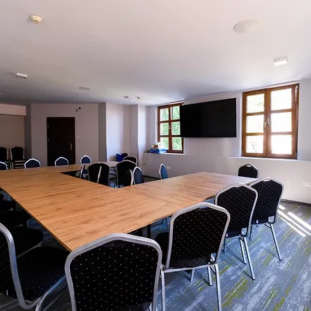 阿蒙吧萨多斯基热舒夫酒店 4* 热舒夫