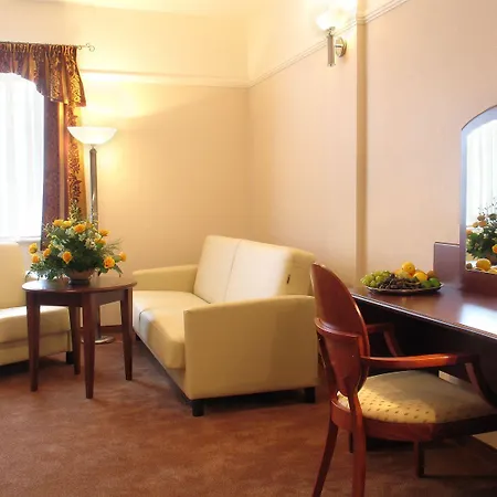 阿蒙吧萨多斯基热舒夫酒店 4* 热舒夫