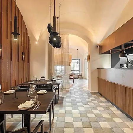 Ambasadorski Hotel